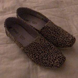 Tom’s leopard print shoes size 8